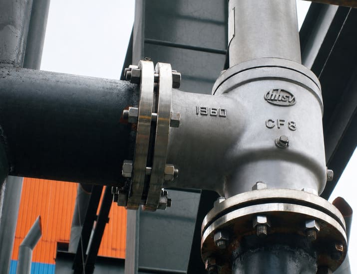 HHSV safety valve installed on an industrial process pipeline